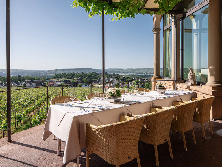 Weinberg-Blick im Burgrestaurant genießen