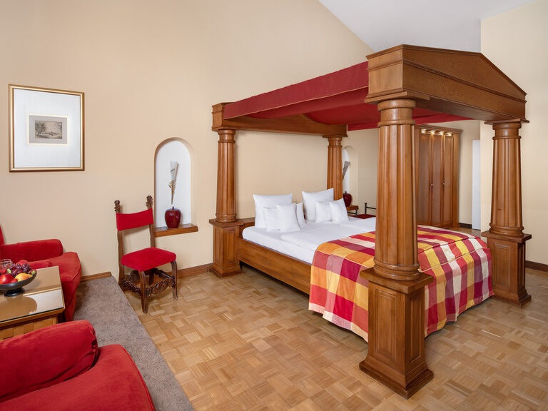 Eleganter Schlafbereich mit Himmelbett im Burg Zimmer