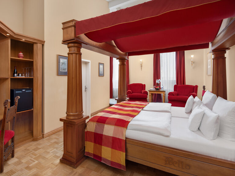 Elegantes Bett im Burgzimmer