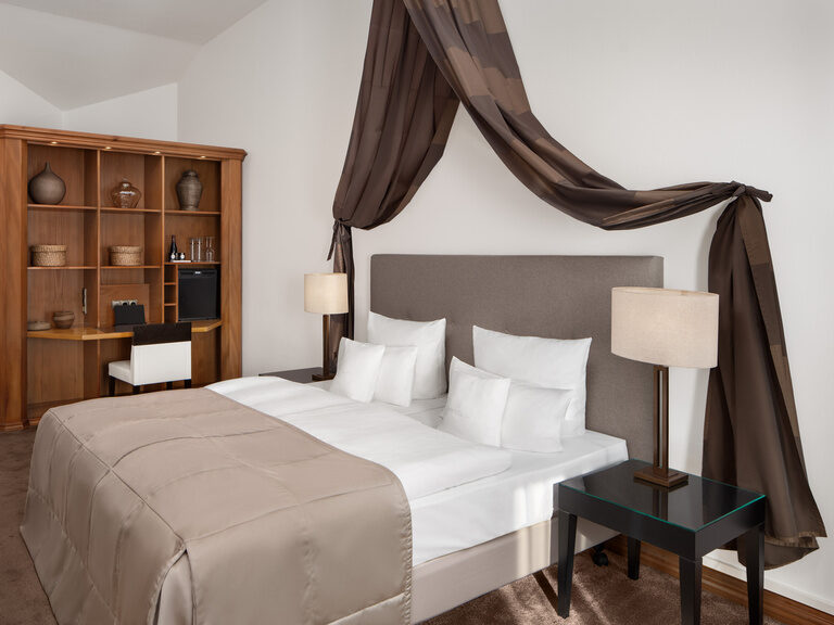 Elegante Einrichtung im Gästehaus Schlafzimmer