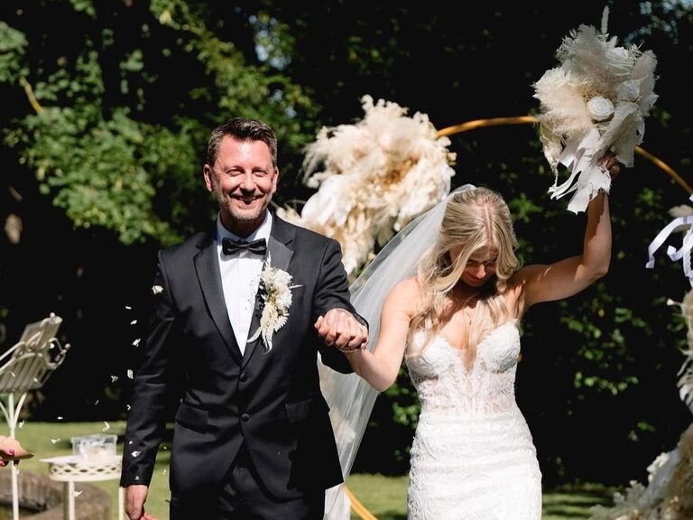 Glückliches Hochzeitspaar in der Natur
