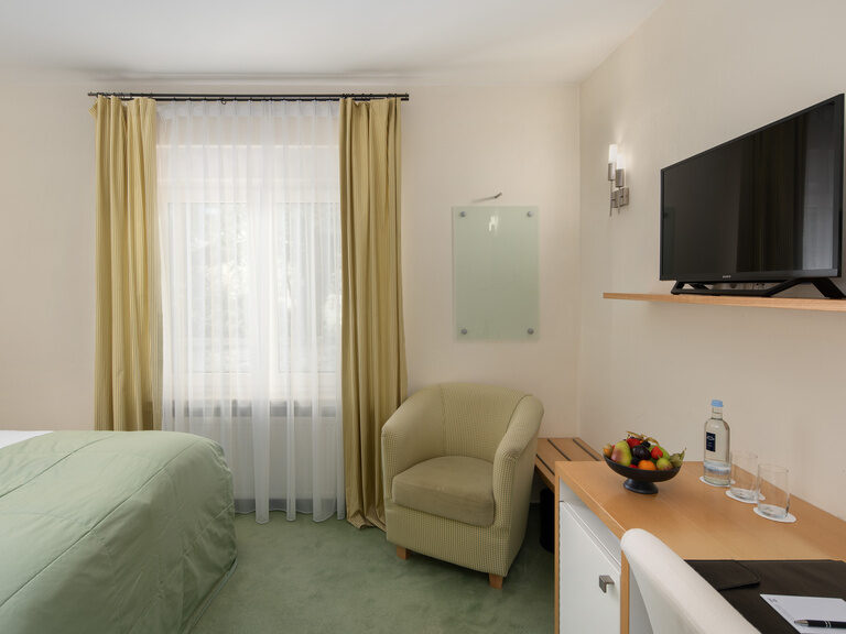 Gemütliches Gästehauszimmer mit modernem Fernseher