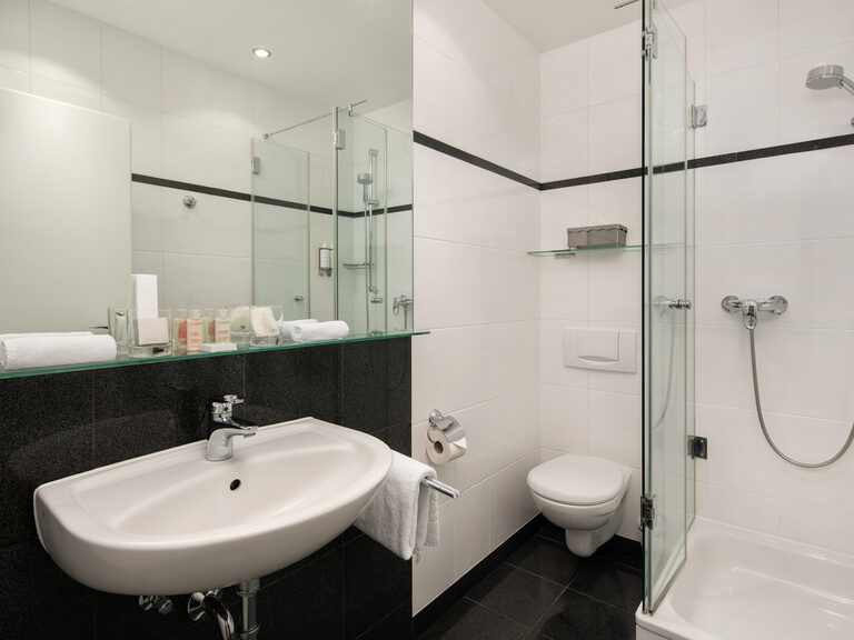Moderne Armaturen im schwarz-weißen Badezimmer