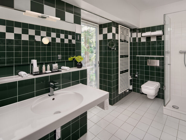 Stilvolles Fliesendesign im modernen Gästehaus.