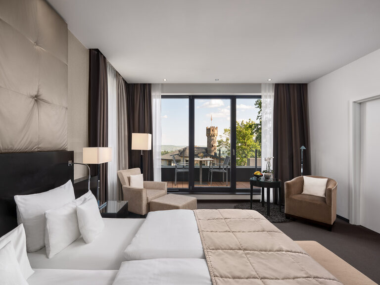 Zimmerbild mit Kingsize Bett in hellem modernem Zimmer